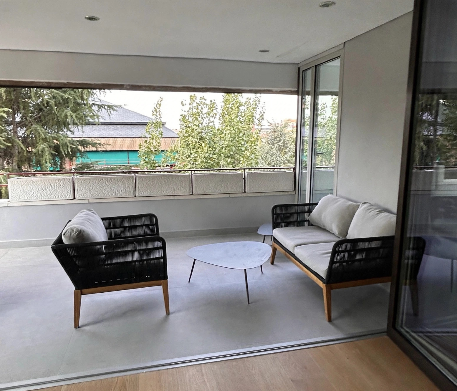 Terraza reformada con cerramiento acristalado y continuidad hacia el interior