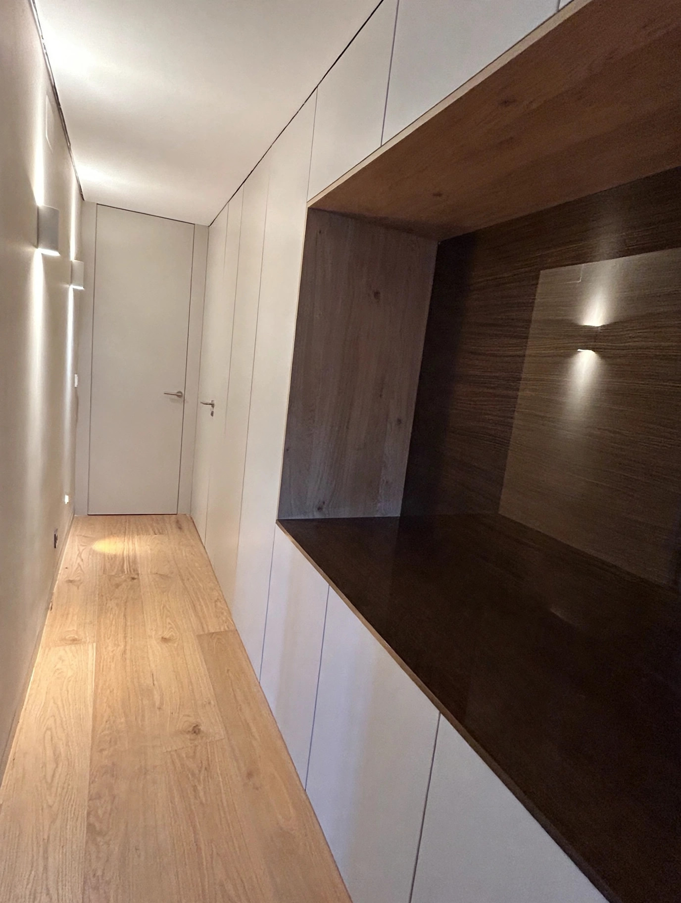 Mueble a medida de madera integrado en un distribuidor